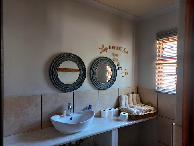 Lodge Accommodation in Keimoes - Kokerboom Lodge